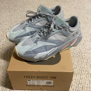 Yeezy boost 700